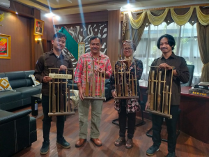 HIMABA ISBI Bandung Hibahkan Dua Set Alat Musik Angklung Untuk Implementasi  Program MBKM di Papua