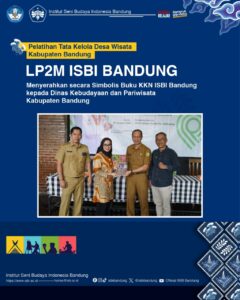 Ketua LP2M ISBI Bandung menyerahkan secara Simbolis Buku Kuliah Kerja Nyata (KKN) ISBI Bandung kepada Kepala Dinas Kebudayaan dan Pariwisata Kabupaten Bandung